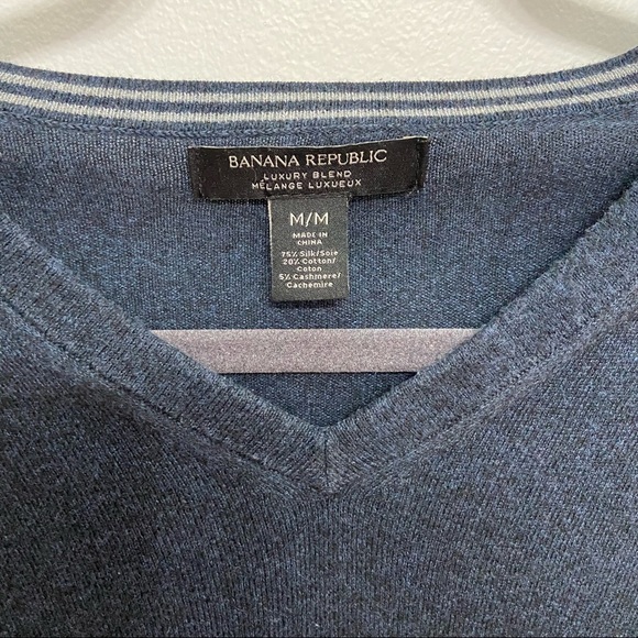 Banana Republic Men’s Cashmere Silk Luxury Blend Navy Blue V-Neck Sweater - Picture 4 of 5
